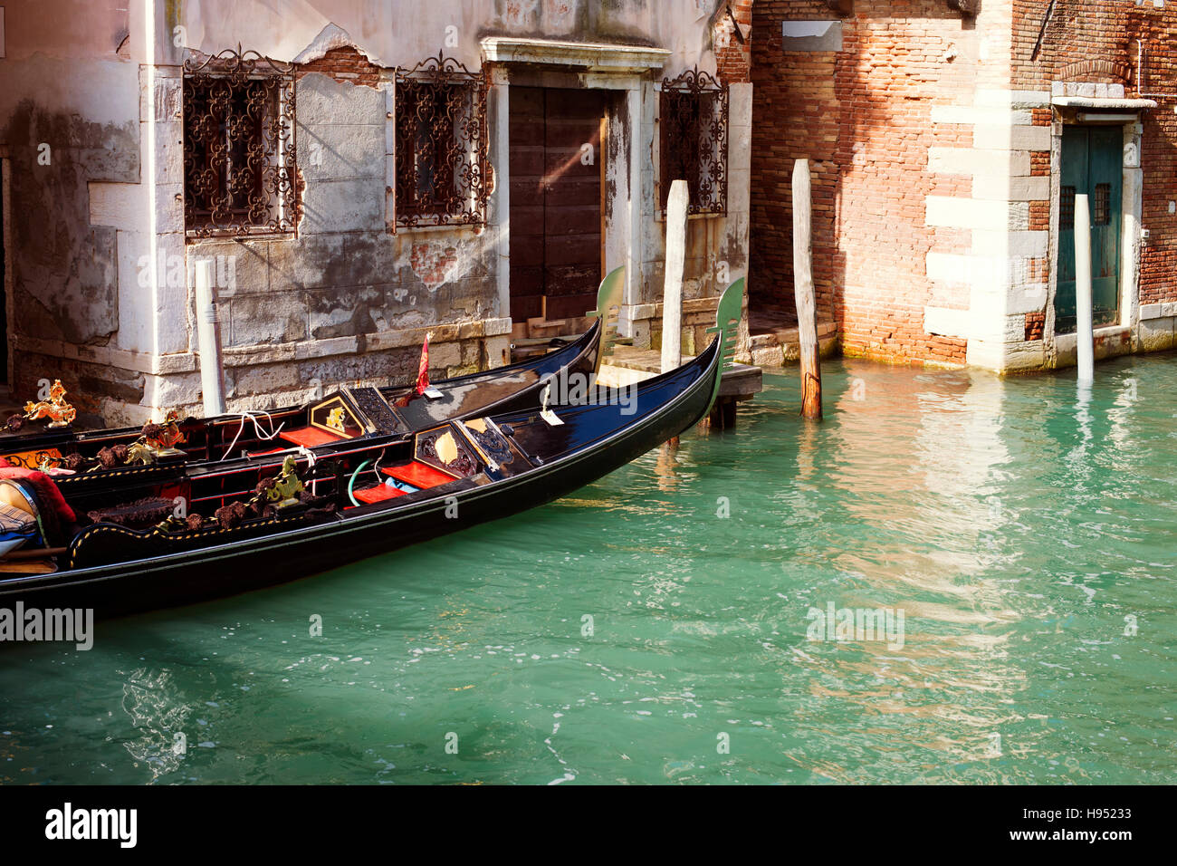 zwei leere Gondeln in der Nähe von Altbau Wand im Kanal Wasser in Venedig, Italien Stockfoto