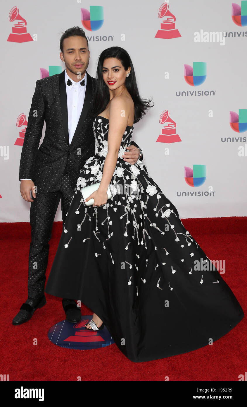 Las Vegas Nv Usa 17 November 2016 Prince Royce Emeraude Toubia 2016 Latin Grammy Ankunfte Am T Mobile Arena Bildnachweis Mjt Admedia Zuma Draht Alamy Live Nachrichten Stockfotografie Alamy