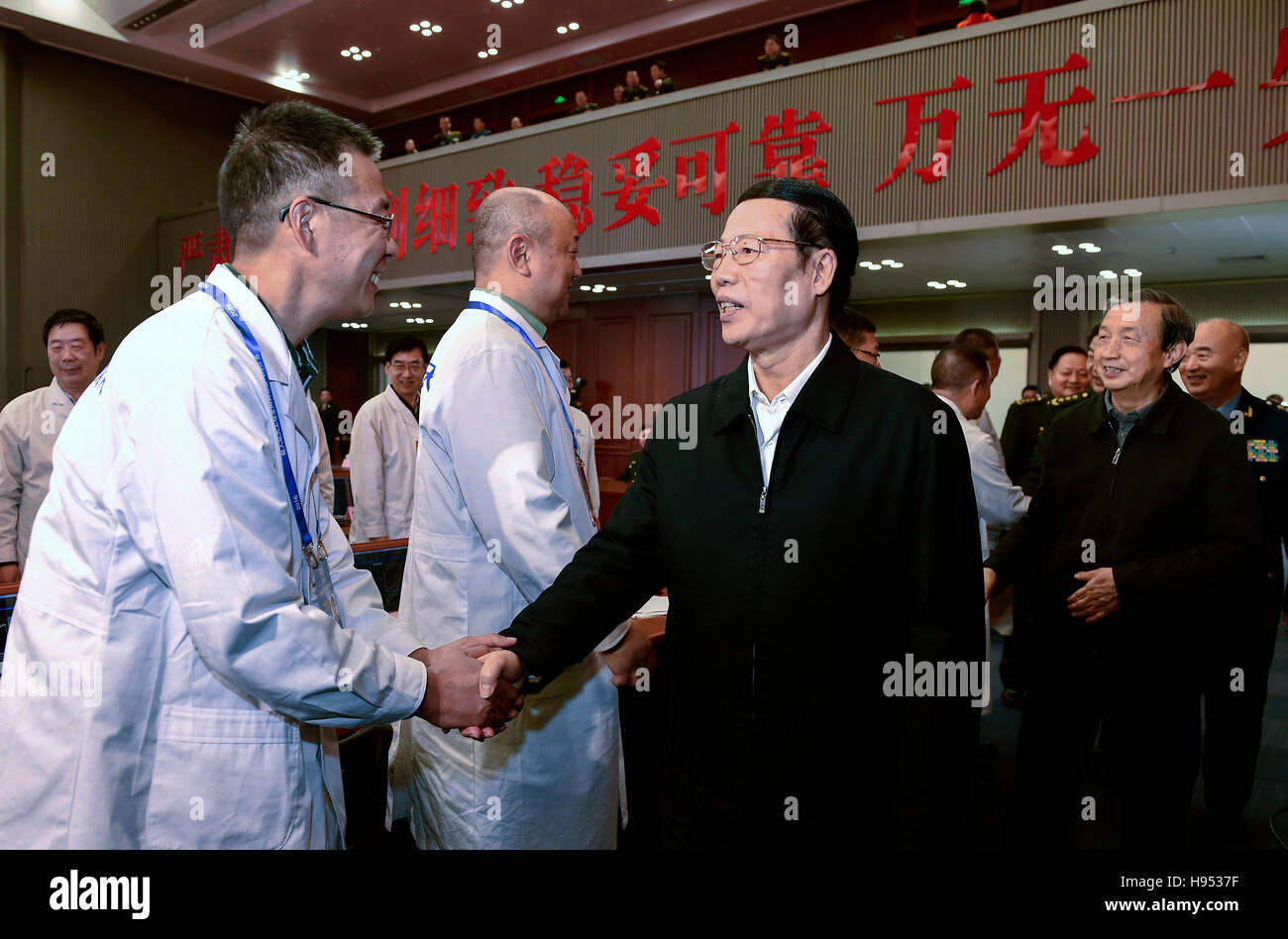 Peking, China. 18. November 2016. Zhang Gaoli (R, vorne), Vize-premier und Mitglied des ständigen Ausschusses des Politbüros des Zentralkomitees der kommunistischen Partei von China (CPC), schüttelt Hände mit Mitarbeitern in der Befehl Mitte Chinas bemannte Raumfahrtprogramm in Peking, Hauptstadt von China, 18. November 2016. Zwei Astronauten, die Chinas abgeschlossen Rückkehr längste jemals bemannten Weltraum-Mission zur Erde sicher Freitag Nachmittag. Zhang lieferte einen Glückwunsch Hinweis aus der ZK, der Staatsrat und der zentralen Militärkommission. Bildnachweis: Yan Yan/Xinhua/Alamy Live-Nachrichten Stockfoto