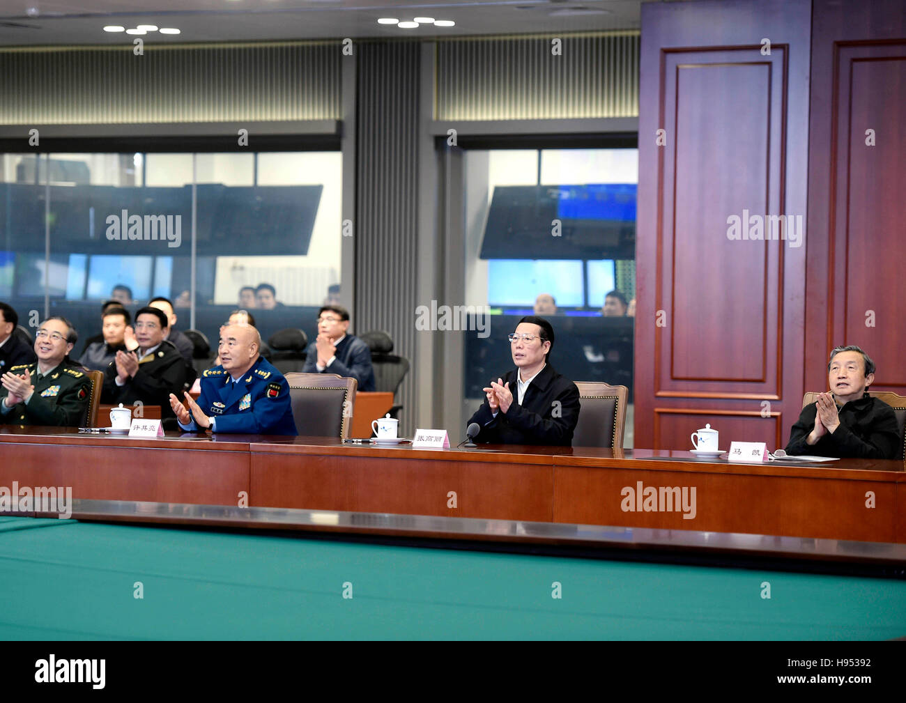 Peking, China. 18. November 2016. Zhang Gaoli (2. R), Vize-premier und Mitglied des ständigen Ausschusses des Politbüros des Zentralkomitees der kommunistischen Partei von China (CPC), Uhren die live-Übertragung der Rückkehr des Moduls Wiedereintritt des Shenzhou-11 um den Befehl Mitte Chinas bemannte Raumfahrtprogramm in Peking, Hauptstadt von China, 18. November 2016. Zwei Astronauten, die Chinas abgeschlossen Rückkehr längste jemals bemannten Weltraum-Mission zur Erde sicher Freitag Nachmittag. Zhang, einen Glückwunsch Hinweis aus der ZK, der Staatsrat und der zentralen Mili geliefert Stockfoto