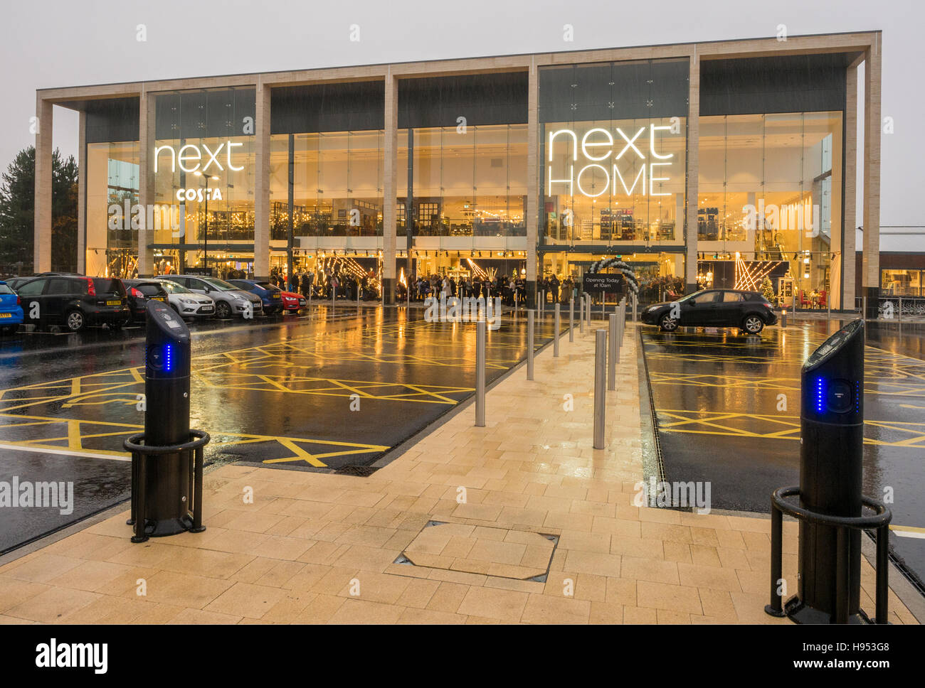 Handforth Dean, Wilmslow, Cheshire, UK. 18. November 2016. Die offizielle Eröffnung des neuen nebenan von Leanne Brown aus "die echte Hausfrauen von Cheshire. Handforth Dean, Wilmslow, Cheshire, UK. Bildnachweis: Sue Burton/Alamy Live-Nachrichten Stockfoto