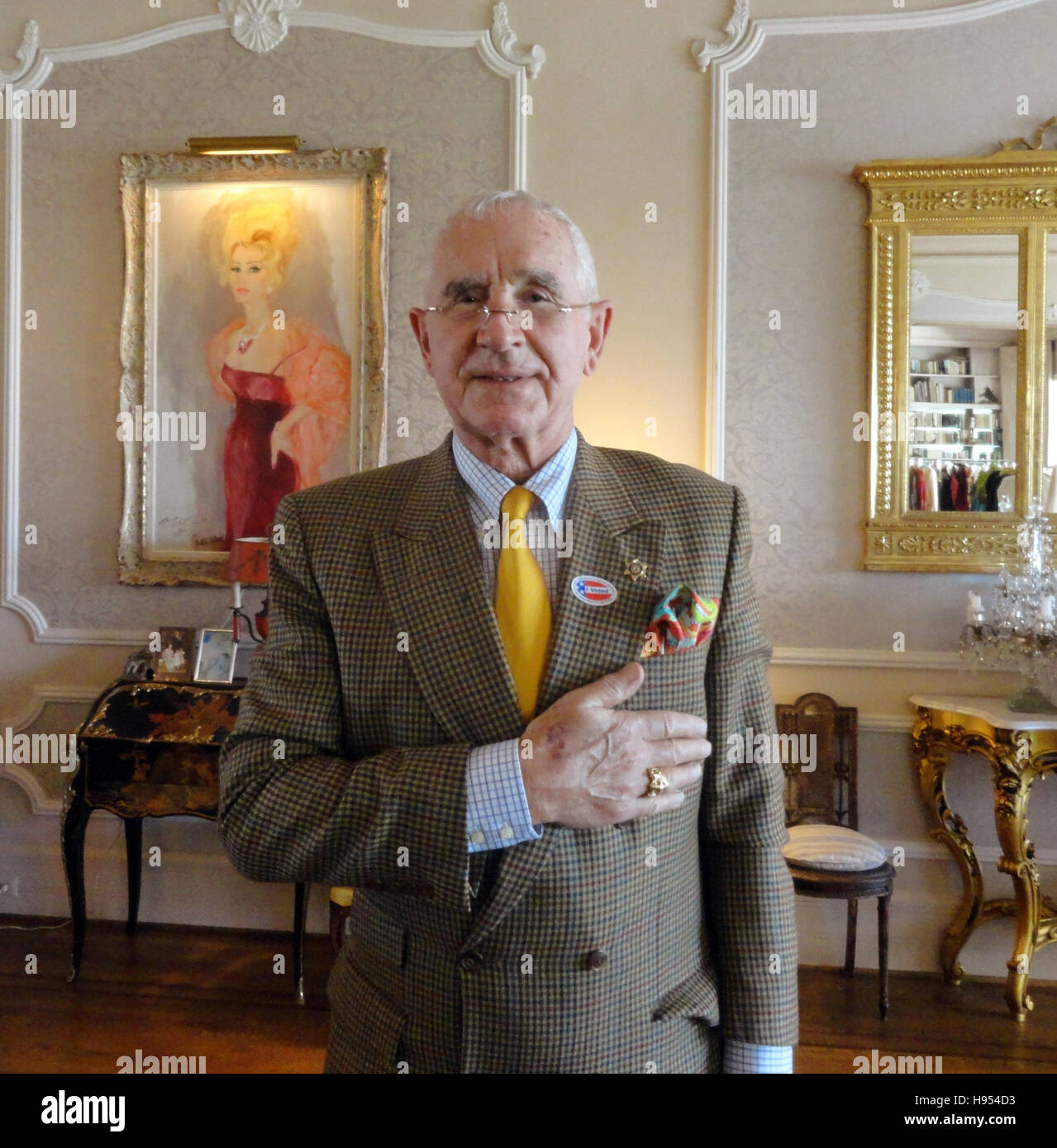 Frederic Prince Anhalt, fotografiert in seiner Villa in Beverly Hills, USA, 9. November 2016. Der deutsche Ehemann von Hollywood-Diva Zsa Zsa Gabor (99) sieht seine favorisierte Kandidat Einzug in das Weiße Haus. "Ich bin so stolz darauf, ich könnte weinen", erzählt die California Bewohner Deutsche Presse-Agentur in einem Interview auf die Wahl von Donald Trump am 9. November 2016. Foto: PRIVAT/dpa Stockfoto