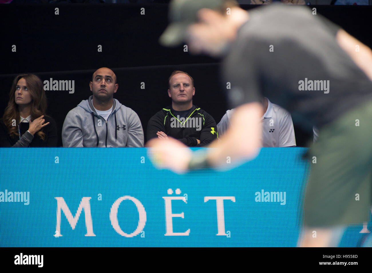 Die O2-Arena, London, UK. 18. November 2016. 6. Tag nachmittags Singles match, Andy Murray (GBR) spielt Stan Wawrinka (SUI). Murray bereitet mit seinem Team im Hintergrund dienen. Bildnachweis: Sportsimages/Alamy Live-Nachrichten. Stockfoto