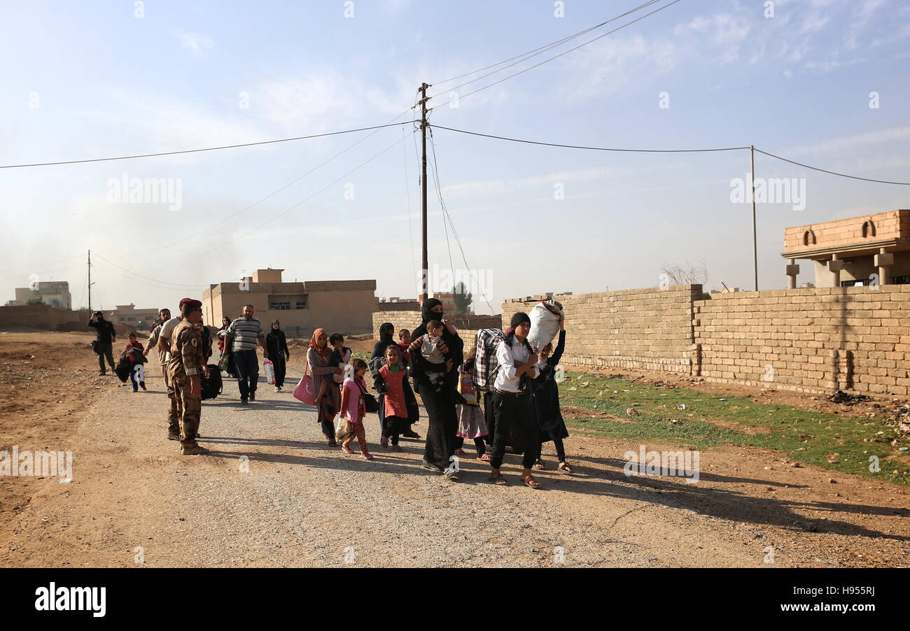 Mosul, Irak. 6. November 2016. Irakische Zivilisten fliehen, schweren Kämpfen zwischen irakischen Sicherheitskräfte und ISIS Militanten in Mosul, Irak und machen es damit zu irakischen militärischen Linien Behandlung und Sicherheit am 6. November 2016 erreichen. © Osie Greenway/ZUMA Wire/ZUMAPRESS.com/Alamy Live-Nachrichten Stockfoto