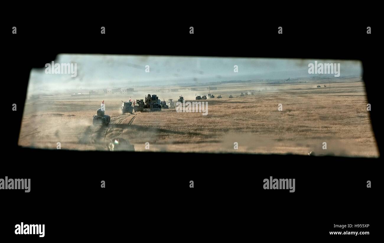 Mosul, Irak. 17. Oktober 2016. Peshmerga gepanzerten Einheiten Speerspitze der Mosul-Offensive in einer langen Reihe von Rüstung Fahrzeuge von neun Dörfer am 17. Oktober 2016 zu befreien. © Osie Greenway/ZUMA Wire/ZUMAPRESS.com/Alamy Live-Nachrichten Stockfoto