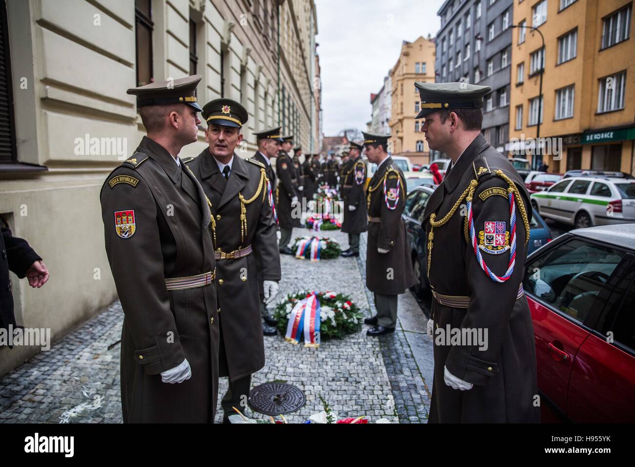 Prag, Tschechische Republik. 18. November 2016. 17. November ist sehr wichtiger Tag in der Tschechischen Republik. Es ist ein Jubiläum von Velvet Revolution.Reverent Handlungen, Anhänger, Hasser, tschechischer Präsident Liebhaber und Hasser in Bildern. Andächtige Akt. © David Tesinsky/ZUMA Draht/Alamy Live-Nachrichten Stockfoto