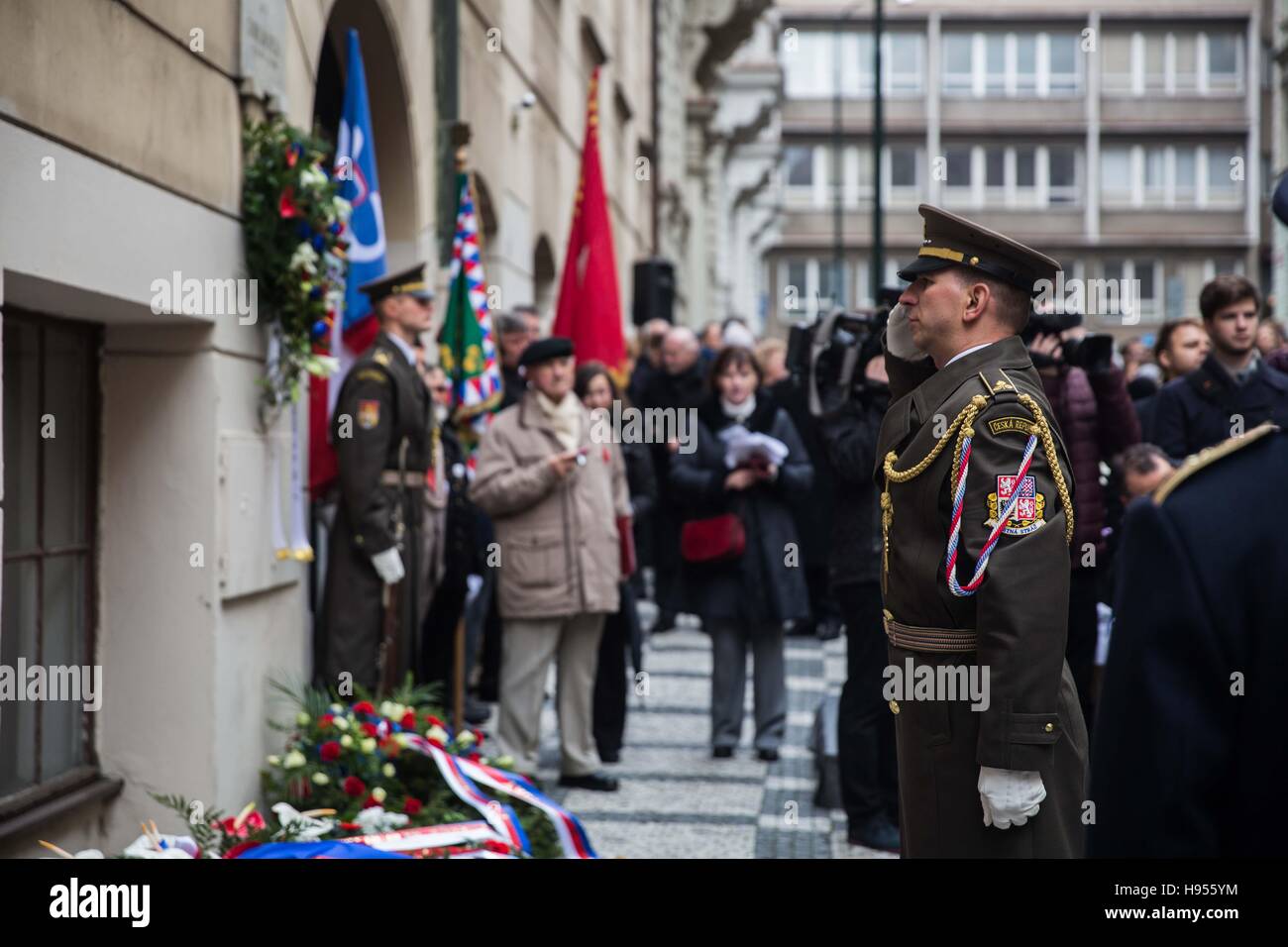 Prag, Tschechische Republik. 18. November 2016. 17. November ist sehr wichtiger Tag in der Tschechischen Republik. Es ist ein Jubiläum von Velvet Revolution.Reverent Handlungen, Anhänger, Hasser, tschechischer Präsident Liebhaber und Hasser in Bildern. Andächtige Akt. © David Tesinsky/ZUMA Draht/Alamy Live-Nachrichten Stockfoto