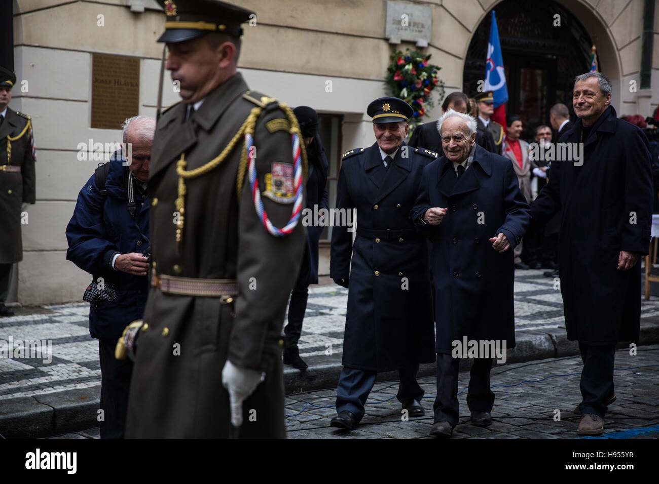 Prag, Tschechische Republik. 18. November 2016. 17. November ist sehr wichtiger Tag in der Tschechischen Republik. Es ist ein Jubiläum von Velvet Revolution.Reverent Handlungen, Anhänger, Hasser, tschechischer Präsident Liebhaber und Hasser in Bildern. Andächtige Akt. © David Tesinsky/ZUMA Draht/Alamy Live-Nachrichten Stockfoto