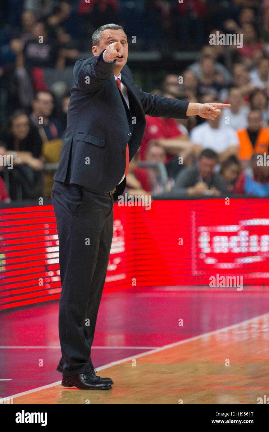 Belgrad, Serbien. 17. November 2016: Head Coach Dejan Radonjic Crvena Zvezda MTS Belgrad geben Anweisungen während der 2016/2017 Turkish Airlines EuroLeague regulären Saison Runde 8 Spiel zwischen Crvena Zvezda MTS Belgrad und EA7 Emporio Armani Mailand Kombank Arena am 17. November 2016 in Belgrad, Serbien. Bildnachweis: Nikola Krstic/Alamy Live-Nachrichten Stockfoto