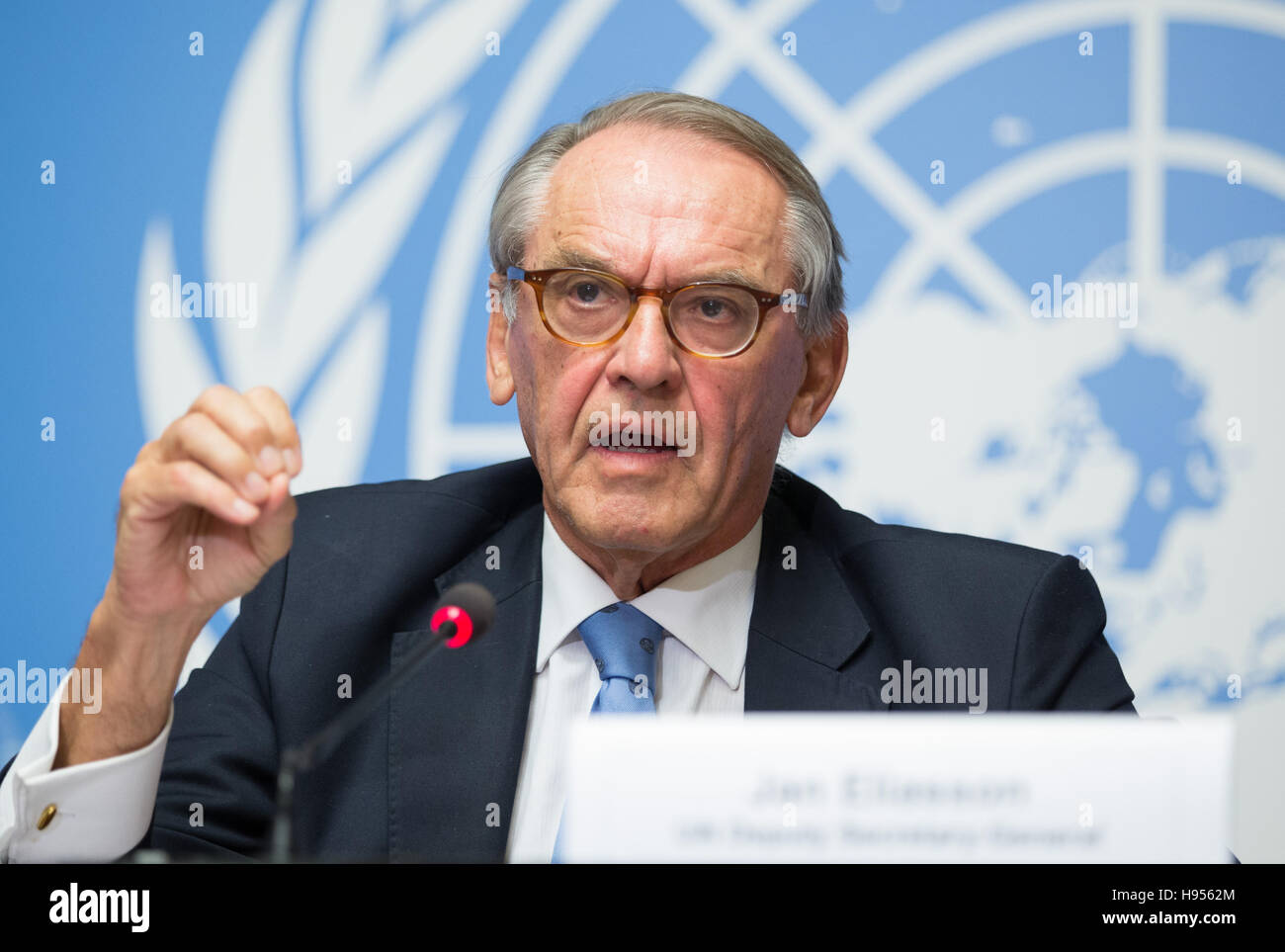 Genf, Schweiz. 18. November 2016. UN-Generalsekretär Stellvertreter Jan Eliasson befasst sich mit eine Pressekonferenz in Genf, Schweiz, am 18. November 2016. Eliasson warnte Freitag, dass die Situation in den östlichen Bezirken von Syriens nördlichen Stadt Aleppo besorgt als andauernden Kämpfe zwischen Konfliktparteien Anstrengungen weiterhin, eingeschlossene Zivilisten zu entlasten behindern. Bildnachweis: Xu Jinquan/Xinhua/Alamy Live-Nachrichten Stockfoto