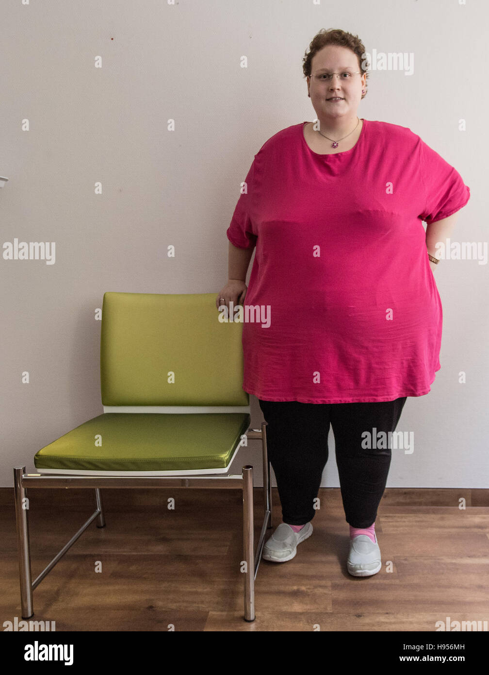 Frankfurt am Main, Deutschland. 4. Oktober 2016. Neben einem Stuhl für schwere Menschen