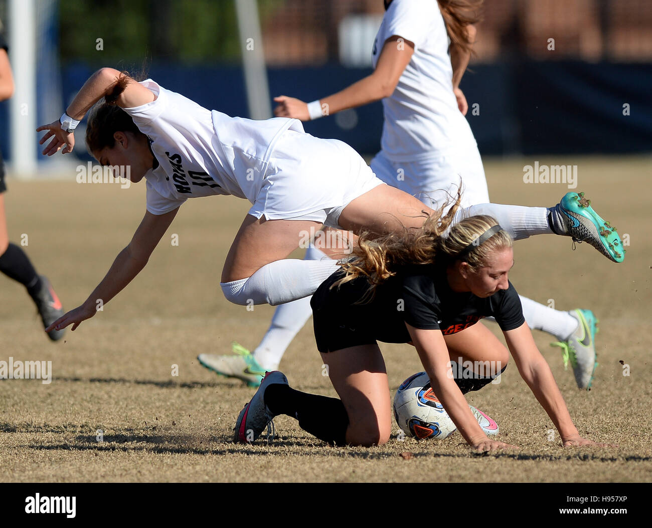 Washington, DC, USA. 18. November 2016. 20161118 - Rutgers Mittelfeldspieler TORI PRAGER (36) verdrängt den Ball von Georgetown Mittelfeldspieler RACHEL CORBOZ (10) mit einem Zweikampf in der ersten Hälfte des zweiten Vorrundenspiel in der NCAA Frauen-Fußball-Europameisterschaft in Shaw Field in Washington. © Chuck Myers/ZUMA Draht/Alamy Live-Nachrichten Stockfoto