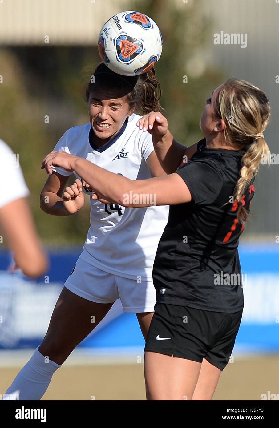 Washington, DC, USA. 18. November 2016. 20161118 - Georgetown Mittelfeldspieler CHLOE KNOTT (14) Köpfe den Ball gegen Rutgers weiterleiten MADISON TIERNAN (73) in der ersten Hälfte des zweiten Vorrundenspiel in der NCAA Frauen-Fußball-Europameisterschaft in Shaw Field in Washington. © Chuck Myers/ZUMA Draht/Alamy Live-Nachrichten Stockfoto