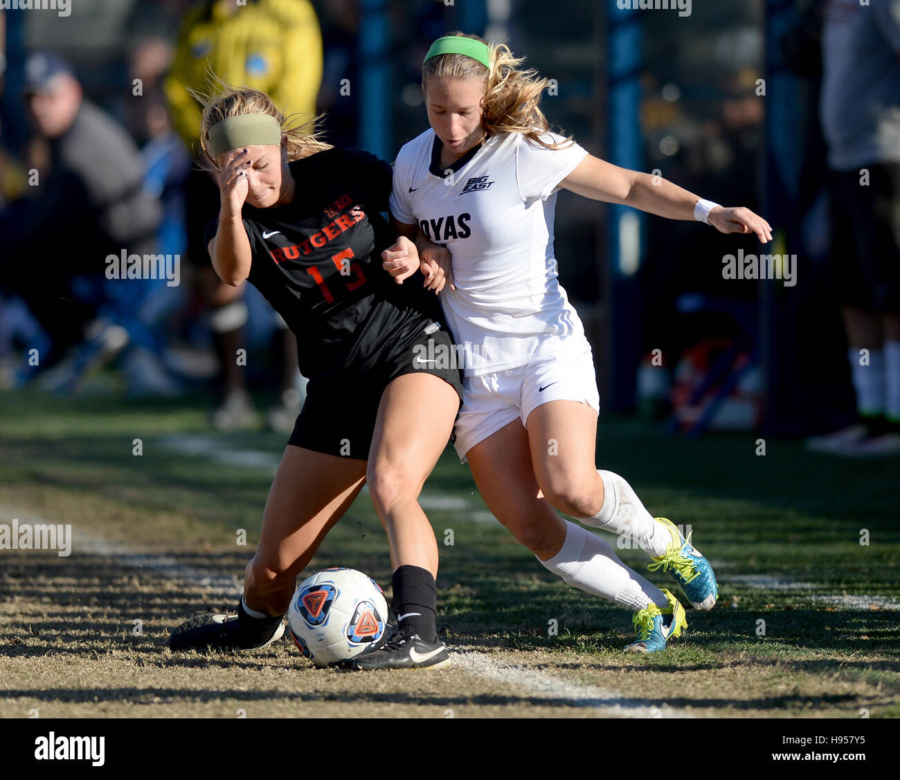 Washington, DC, USA. 18. November 2016. 20161118 - Rutgers Verteidiger ERIN SMITH (15) und Georgetown CRYSTAL THOMAS (9) Kampf um den Ball entlang der Seitenlinie in der ersten Hälfte des zweiten Vorrundenspiel in der NCAA Frauen-Fußball-Europameisterschaft in Shaw Field in Washington nach vorn. © Chuck Myers/ZUMA Draht/Alamy Live-Nachrichten Stockfoto