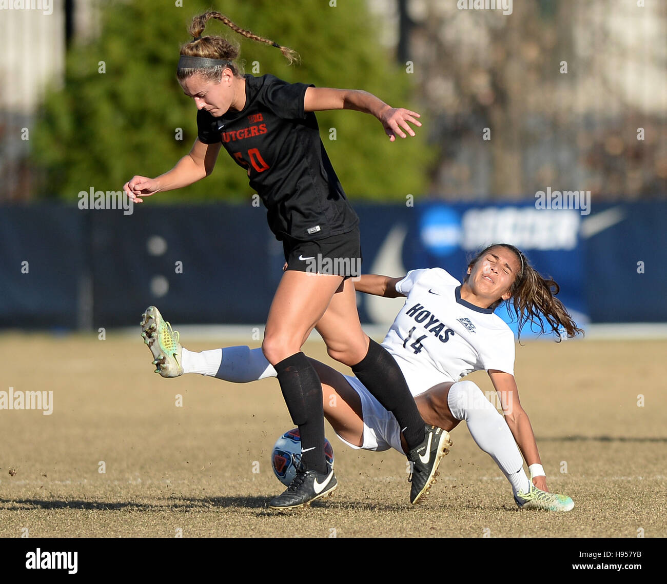 Washington, DC, USA. 18. November 2016. 20161118 - Georgetown Mittelfeldspieler CHLOE KNOTT (14) trifft die Tonhöhe als Rutgers Verteidiger COURTNEY NORTON (50) den Ball an ihr vorbei in der zweiten Hälfte des zweiten Vorrundenspiel in der NCAA Frauen-Fußball-Europameisterschaft in Shaw Field in Washington bewegt sich. © Chuck Myers/ZUMA Draht/Alamy Live-Nachrichten Stockfoto