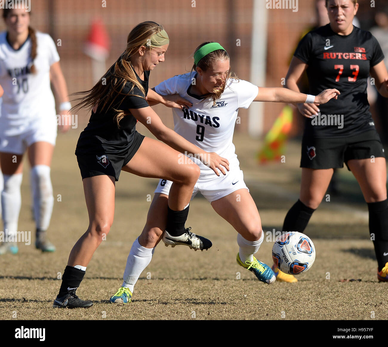 Washington, DC, USA. 18. November 2016. 20161118 - Rutgers Verteidiger ERIN SMITH (15) und Georgetown CRYSTAL THOMAS (9) Kampf um den Ball in der ersten Hälfte des zweiten Vorrundenspiel in der NCAA Frauen-Fußball-Europameisterschaft in Shaw Field in Washington nach vorn. © Chuck Myers/ZUMA Draht/Alamy Live-Nachrichten Stockfoto