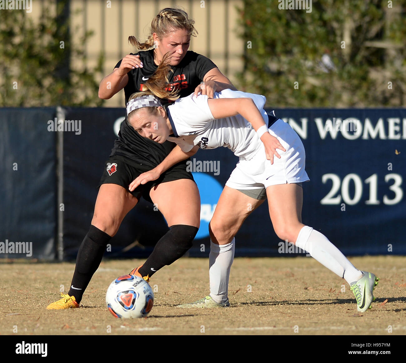 Washington, DC, USA. 18. November 2016. 20161118 - Rutgers vorwärts MADISON TIERNAN (73), links, und Georgetown Verteidiger ELIZABETH WENGER (4) Kampf um den Ball in der zweiten Hälfte des zweiten Vorrundenspiel in der NCAA Frauen-Fußball-Europameisterschaft in Shaw Field in Washington. © Chuck Myers/ZUMA Draht/Alamy Live-Nachrichten Stockfoto