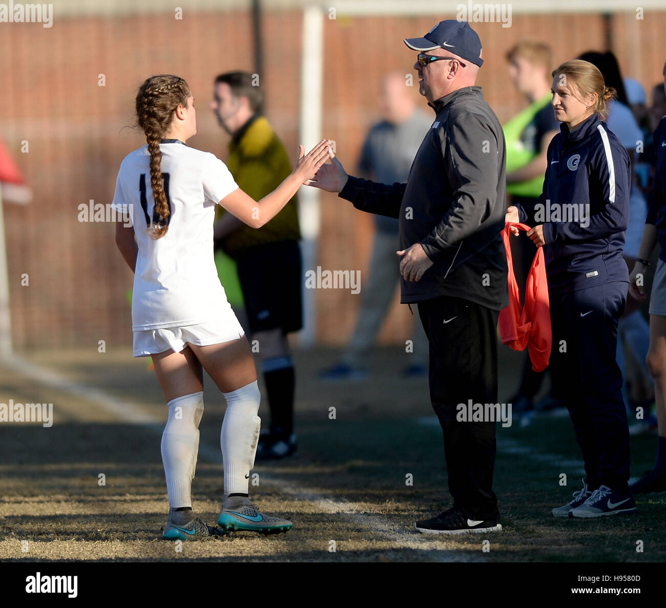 Washington, DC, USA. 18. November 2016. 20161118 - Georgetown Cheftrainer DAVE NOLAN grüßt Georgetown Mittelfeldspieler RACHEL CORBOZ (10), als sie aus dem Spiel gegen Rutgers in der zweiten Runde des NCAA Frauen Fußball-Europameisterschaft in Shaw Field in Washington kommt. © Chuck Myers/ZUMA Draht/Alamy Live-Nachrichten Stockfoto
