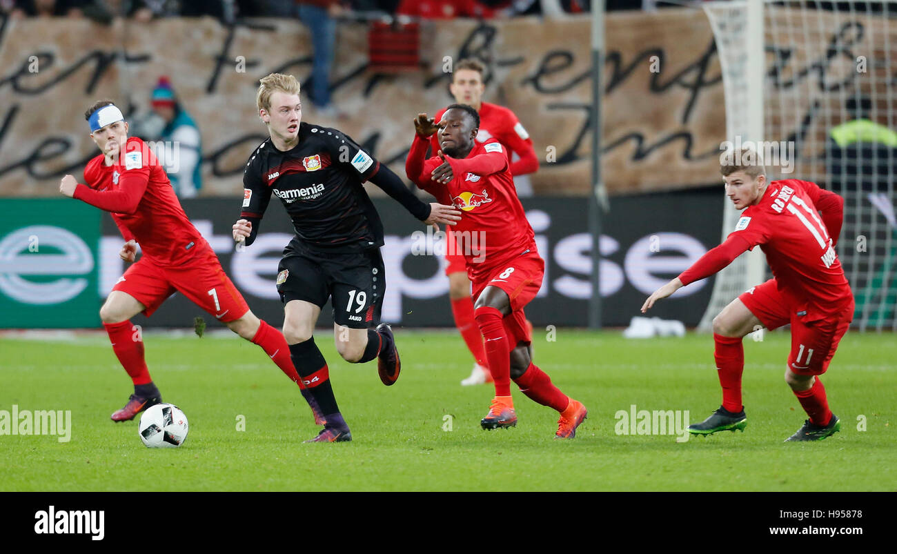 Leverkusen, Deutschland 18.11.2016, matchday11 der Bundesliga, Bayer 04 Leverkusen Vs RB Leipzig: Kampf um Höhle Ball VL Marcel Sabitzer (Leipzig), Julian Brandt (Leverkusen), Naby Deco Keita (Leipzig) und Timo Werner (Leipzig).          Bildnachweis: Jürgen Schwarz/Alamy Live-Nachrichten Stockfoto