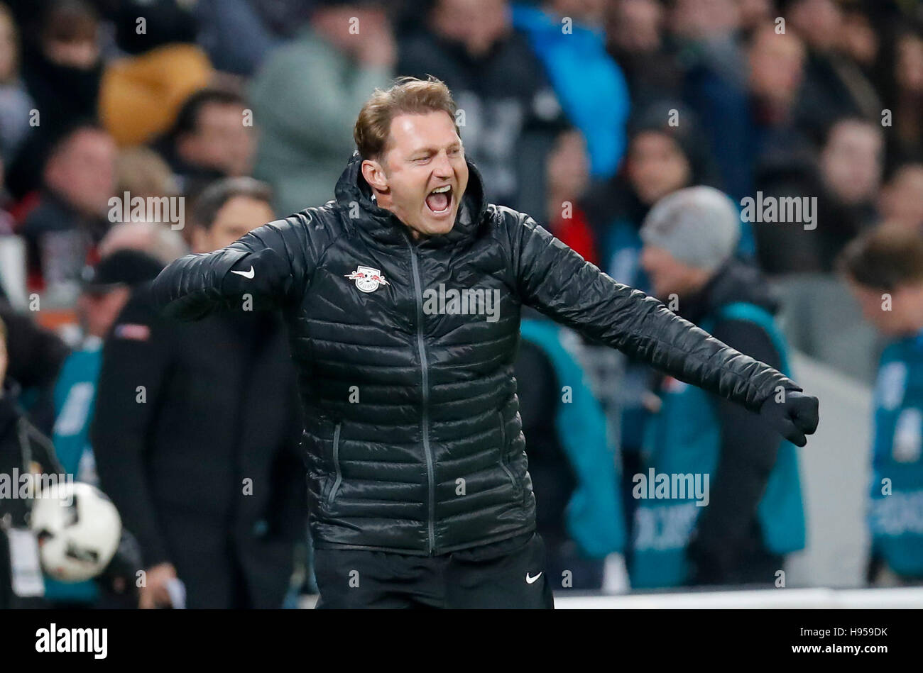 Leverkusen, Deutschland. 18. November 2016. Ralph HASENHUETTL, RB Leipzig Trainer Jubel, Freude, Emotionen, feiern, lachen, jubeln, jubeln, zerreißt die Arme, ballte die Faust, Schrei, eine Person, Porträt, Single, halbe Größe, BAYER 04 LEVERKUSEN - RB LEIPZIG 2-3 1. Fußball-Bundesliga, Leverkusen, am 18. November 2016, Saison 2016/2017 Credit: Peter Schatz/Alamy Live News Stockfoto