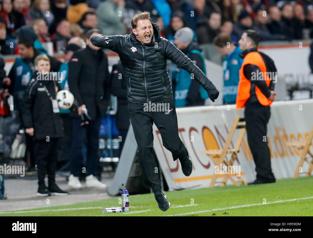 Leverkusen, Deutschland. 18. November 2016. Ralph HASENHUETTL, RB Leipzig Trainer Jubel, Freude, Emotionen, feiern, lachen, jubeln, jubeln, zerreißt die Arme, ballte die Faust, Schrei, Sprung, Full-Size, BAYER 04 LEVERKUSEN - RB LEIPZIG 2-3 1. Fußball-Bundesliga, Leverkusen, am 18. November 2016, Saison 2016/2017 Credit: Peter Schatz/Alamy Live News Stockfoto