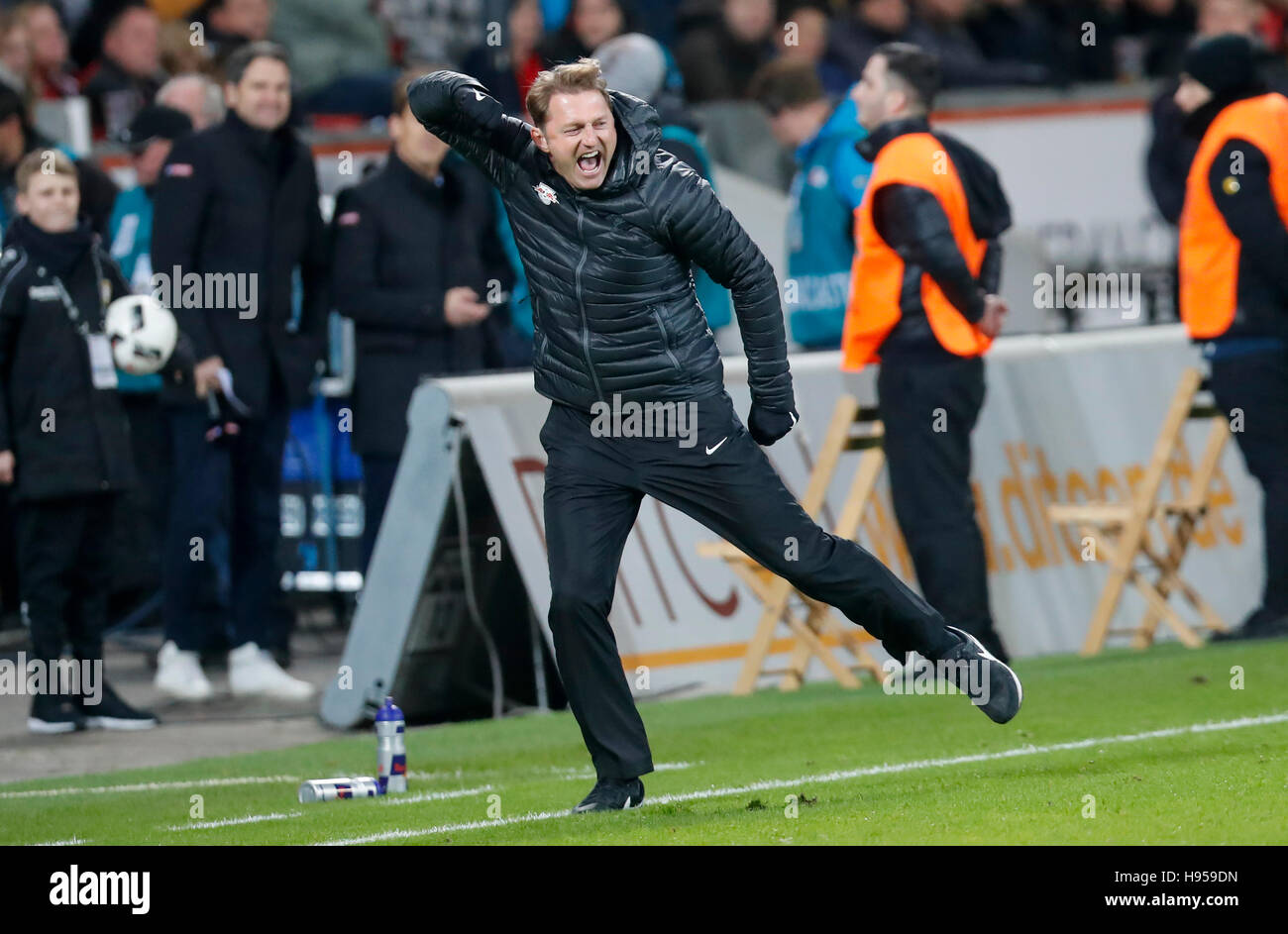 Leverkusen, Deutschland. 18. November 2016. Ralph HASENHUETTL, RB Leipzig Trainer Jubel, Freude, Emotionen, feiern, lachen, jubeln, jubeln, zerreißt die Arme, ballte die Faust, Schrei, Sprung, Full-Size, BAYER 04 LEVERKUSEN - RB LEIPZIG 2-3 1. Fußball-Bundesliga, Leverkusen, am 18. November 2016, Saison 2016/2017 Credit: Peter Schatz/Alamy Live News Stockfoto