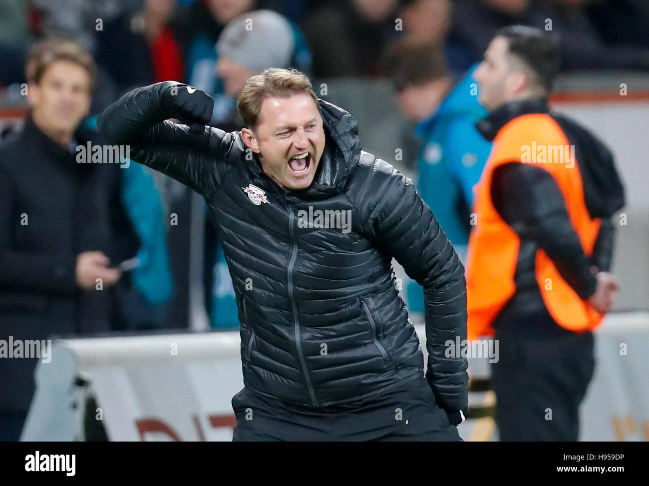 Leverkusen, Deutschland. 18. November 2016. Ralph HASENHUETTL, RB Leipzig Trainer Jubel, Freude, Emotionen, feiern, lachen, jubeln, jubeln, zerreißt die Arme, ballte die Faust, Schrei, Sprung, Full-Size, BAYER 04 LEVERKUSEN - RB LEIPZIG 2-3 1. Fußball-Bundesliga, Leverkusen, am 18. November 2016, Saison 2016/2017 Credit: Peter Schatz/Alamy Live News Stockfoto