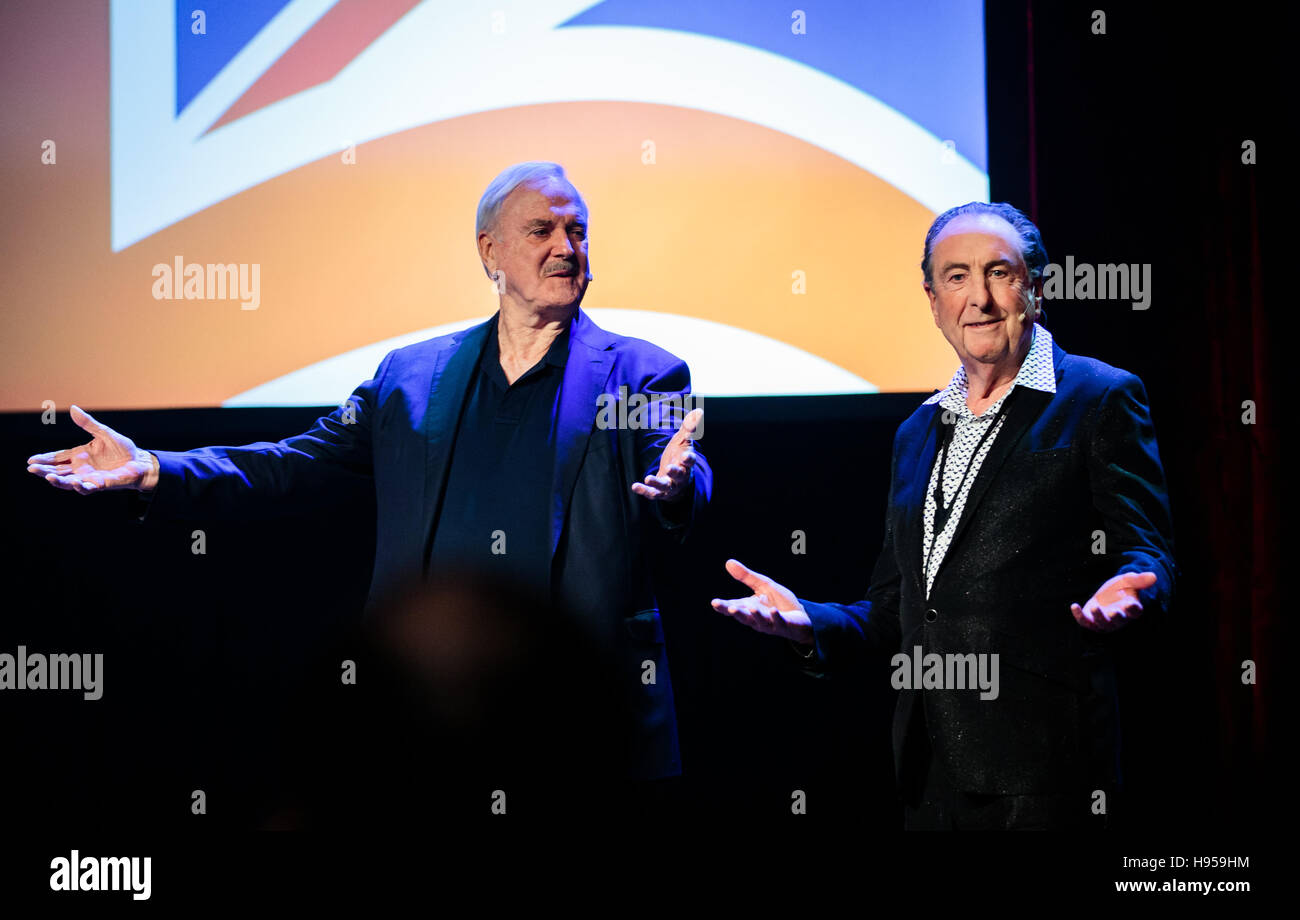 Las Vegas, NV, USA. 18. November 2016.  John Cleese und Eric Idle als John Cleese & Eric Idle: zusammen endlich wieder... Zum allerersten Mal am venezianischen Theater im Venetian Las Vegas in Las Vegas, NV am 18. November 2016. © Erik Kabik Fotografie/Medien Punch/Alamy Live-Nachrichten Stockfoto