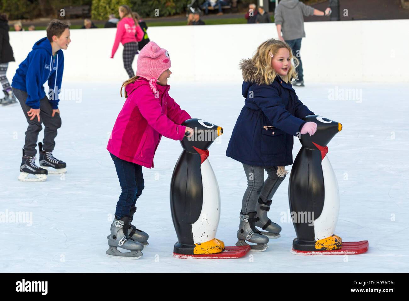 Bournemouth, Dorset, Großbritannien. Nov, 2016 19. Besucher genießen Schlittschuhlaufen auf der Outdoor eislaufen Eisbahn in Bournemouth untere Gärten im November. im freien Eislaufbahn. Mädchen Eislaufen mit Pinguinen. Credit: Carolyn Jenkins/Alamy leben Nachrichten Stockfoto