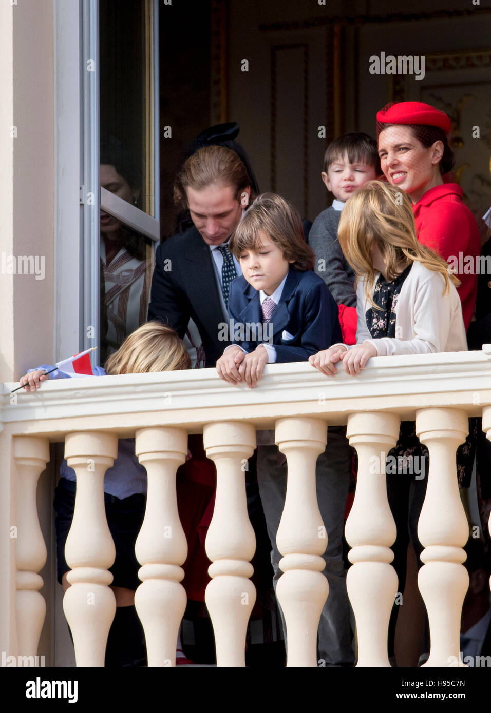 Monte Carlo, Monaco. 19. November 2016. Tatiana Santo Domingo, Charlotte Casiraghi, Andrea Casiraghi, Alexandre und Indien Casiraghi und Raphaël Casiraghi auf dem Balkon des königlichen Palastes während der Feierlichkeiten zum Nationalfeiertag in Monaco, 19. November 2016. Foto: Patrick van Katwijk / POINT DE VUE OUT - NO WIRE SERVICE-/ Dpa/Alamy Live News Stockfoto