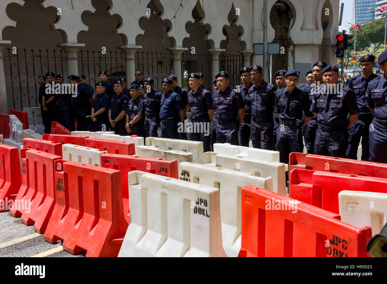 Kuala Lumpur, Malaysia. 19. November 2016. Malaysia königlichen Polizei Wache wo die Straße (Unabhängigkeit) Merdeka Square während Bersih 5.0 Protest gesperrt wird für anspruchsvolle Malaysia Premierminister Najib Razak um step-down und für faire Wahlen am 19. November 2016 in Kuala Lumpur, Malaysia-Credit: Chris JUNG/Alamy Live News Stockfoto