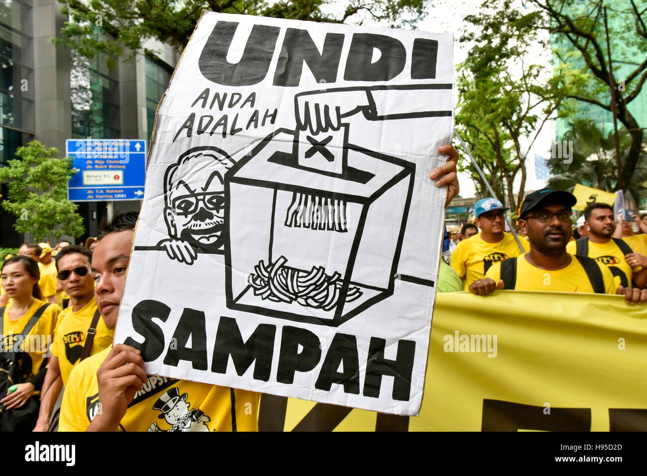 Kuala Lumpur, Malaysia. 19. November 2016. Demonstranten aus dem führenden reformistischen Gruppennamen in Bersih anzeigen Plakate während einer Kundgebung organisiert von Bersih 5.0 fordern den Rücktritt von Malaysias Premierminister Najib Razak Kuala Lumpur am 19. November 2016 Credit: Chris JUNG/Alamy Live News Stockfoto