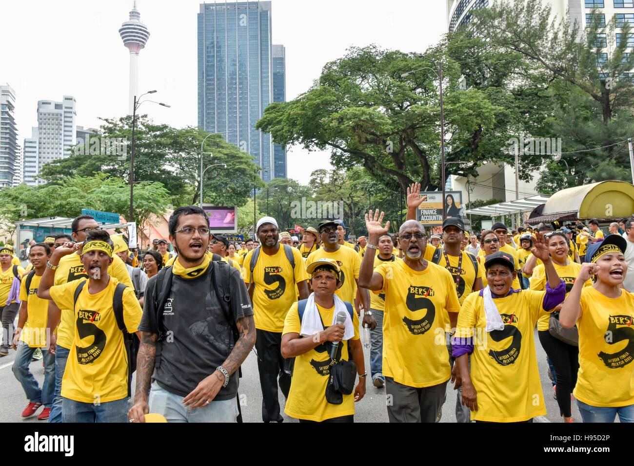 Kuala Lumpur, Malaysia. 19. November 2016. Mitglieder von Malaysias Demonstranten marschieren in Richtung zum KLCC während Bersih 5.0 Protestaktion für anspruchsvolle Malaysia Premierminister Najib Razak um step-down und für faire Wahlen am 19. November 2016 in Kuala Lumpur, Malaysia. Bildnachweis: Chris JUNG/Alamy Live-Nachrichten Stockfoto