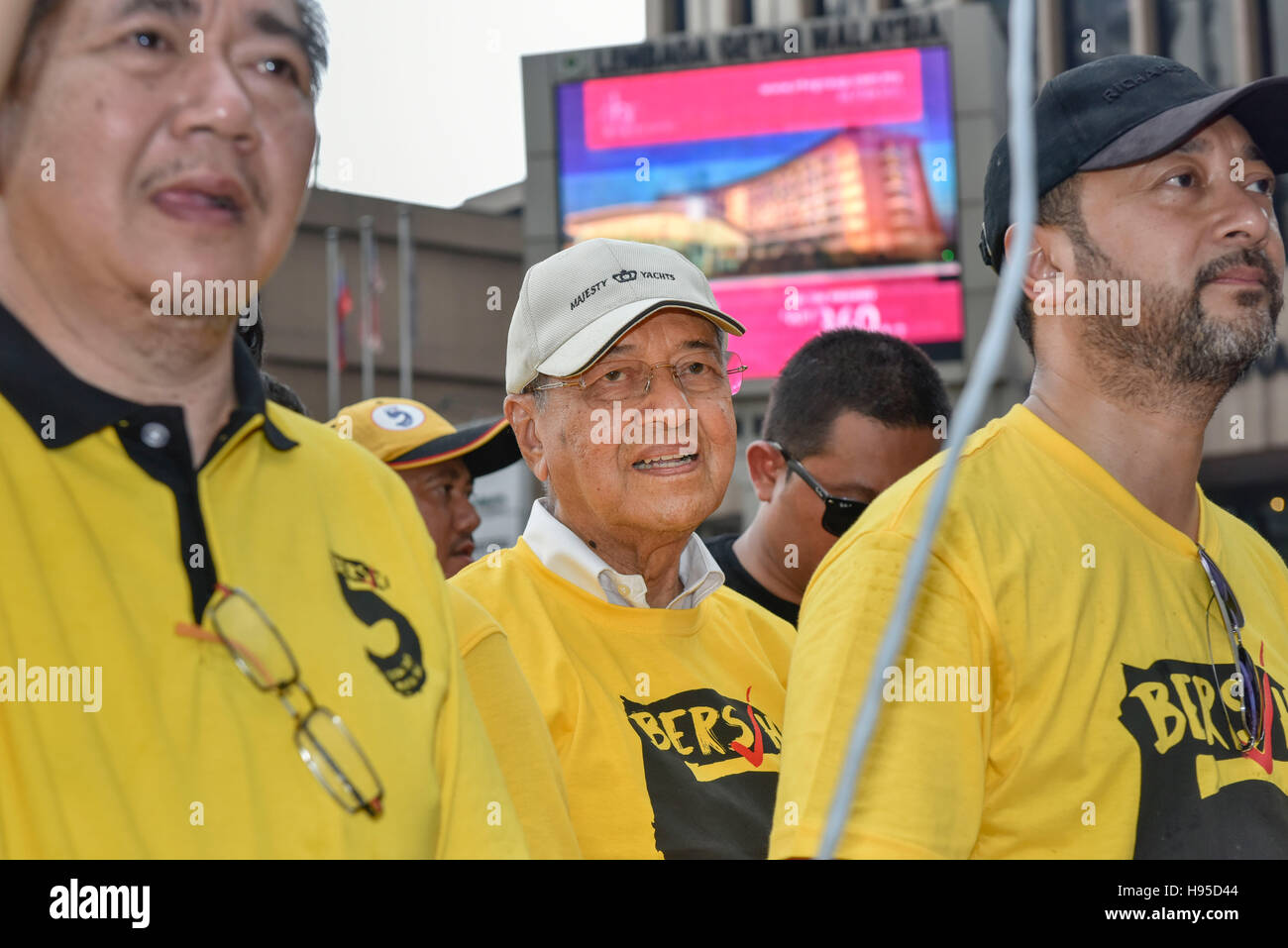 Kuala Lumpur, Malaysia. 19. November 2016. Ehemaliger Ministerpräsident von Malaysia Mahathir Mohamad (C) spricht während einer Kundgebung organisiert von Bersih 5.0 fordern den Rücktritt von Malaysias Premierminister Najib Razak Kuala Lumpur am 19. November 2016 Credit: Chris JUNG/Alamy Live News Stockfoto