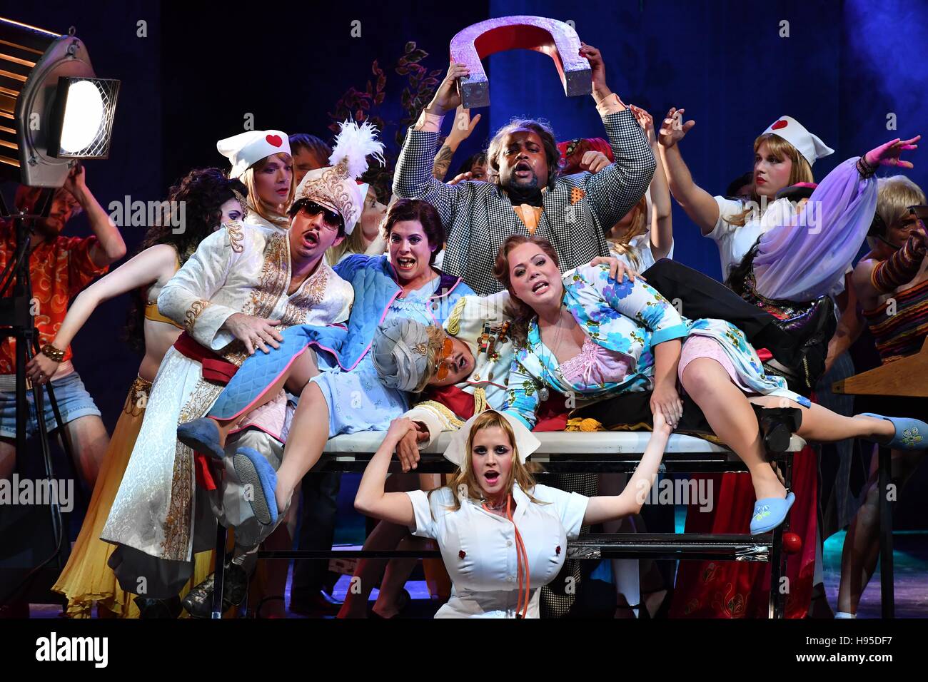 Solisten und Chor Proben eine Szene aus der Oper "Cosi Fan Tutte" von Wolfgang Amadeus Mozart auf der Bühne im Theater Erfurt in Erfurt, Deutschland, 16. November 2016. Die Produktion von dem jungen französischen Regisseur Benjamin Prins Premieren am 19. November 2016. Foto: Martin Schutt/dpa Stockfoto