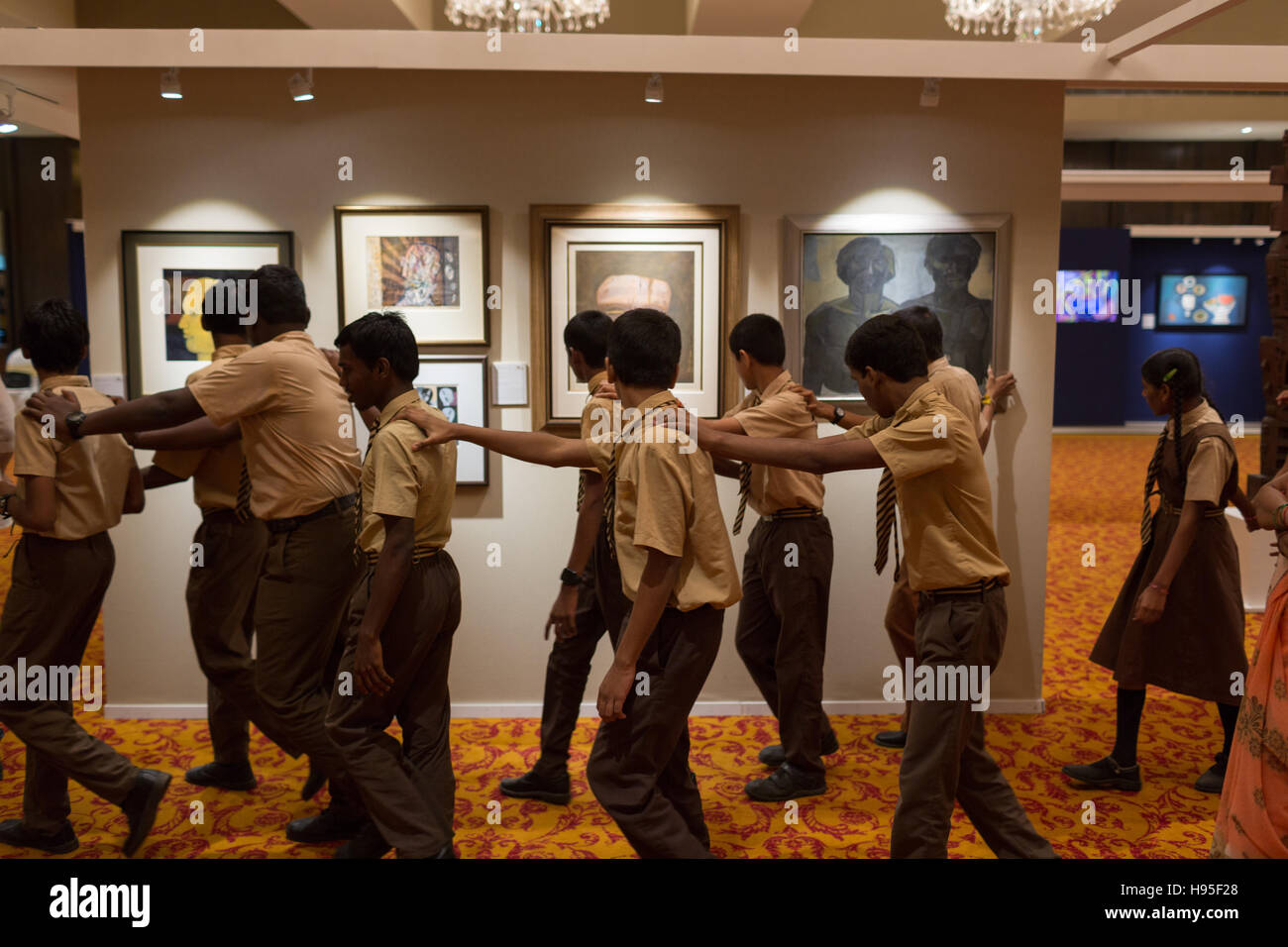 Optisch beeinträchtigt Schülerinnen und Schüler in einer Kunstgalerie in Hyderabad, Indien Stockfoto