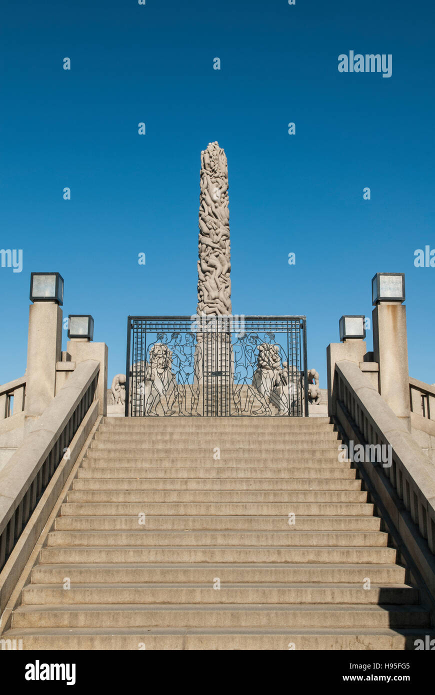 Der Monolith durch das Tor des Frogner Park Oslo Norwegen Europa Stockfoto