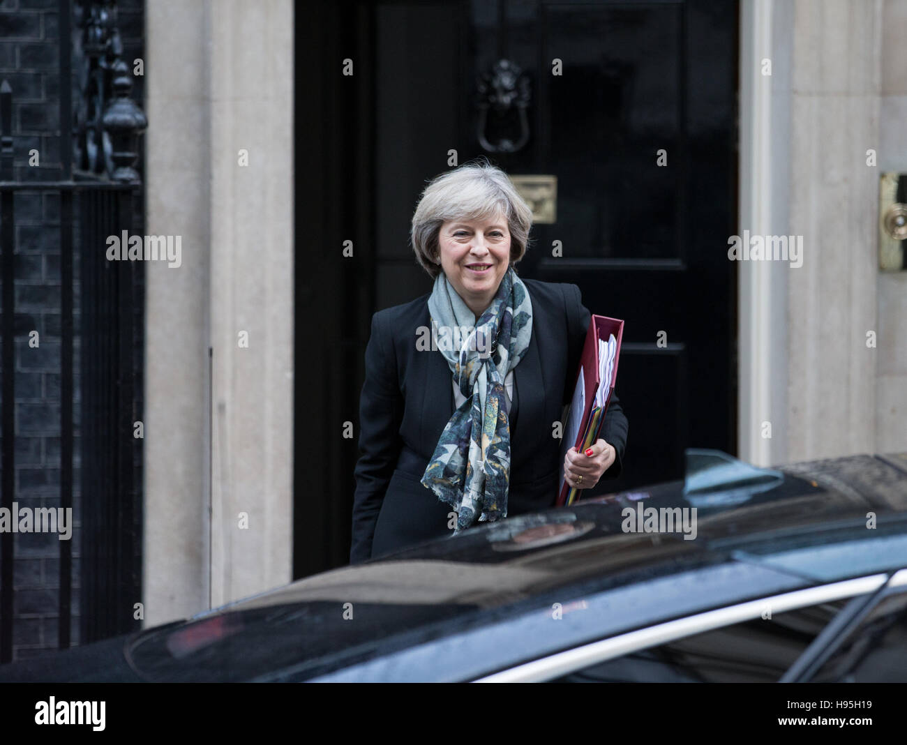 Herr Ministerpräsident, Theresa May, Blätter 10 Downing Street, auf dem Weg zu Fragen des Premierministers im House Of Commons Stockfoto