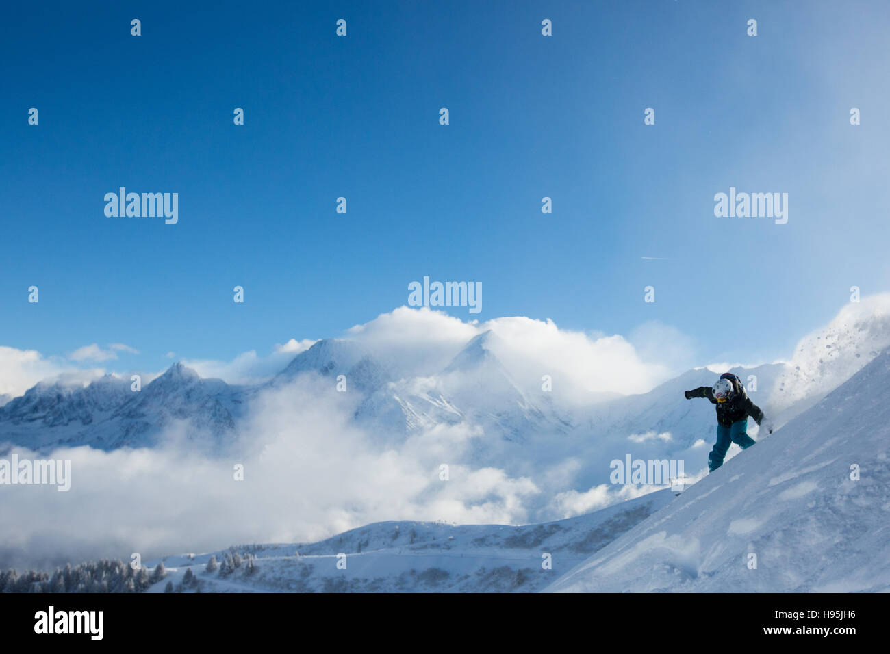 Snowboarden das Pulver auf das Skigebiet von Saint-Gervais-Les-Bains Stockfoto