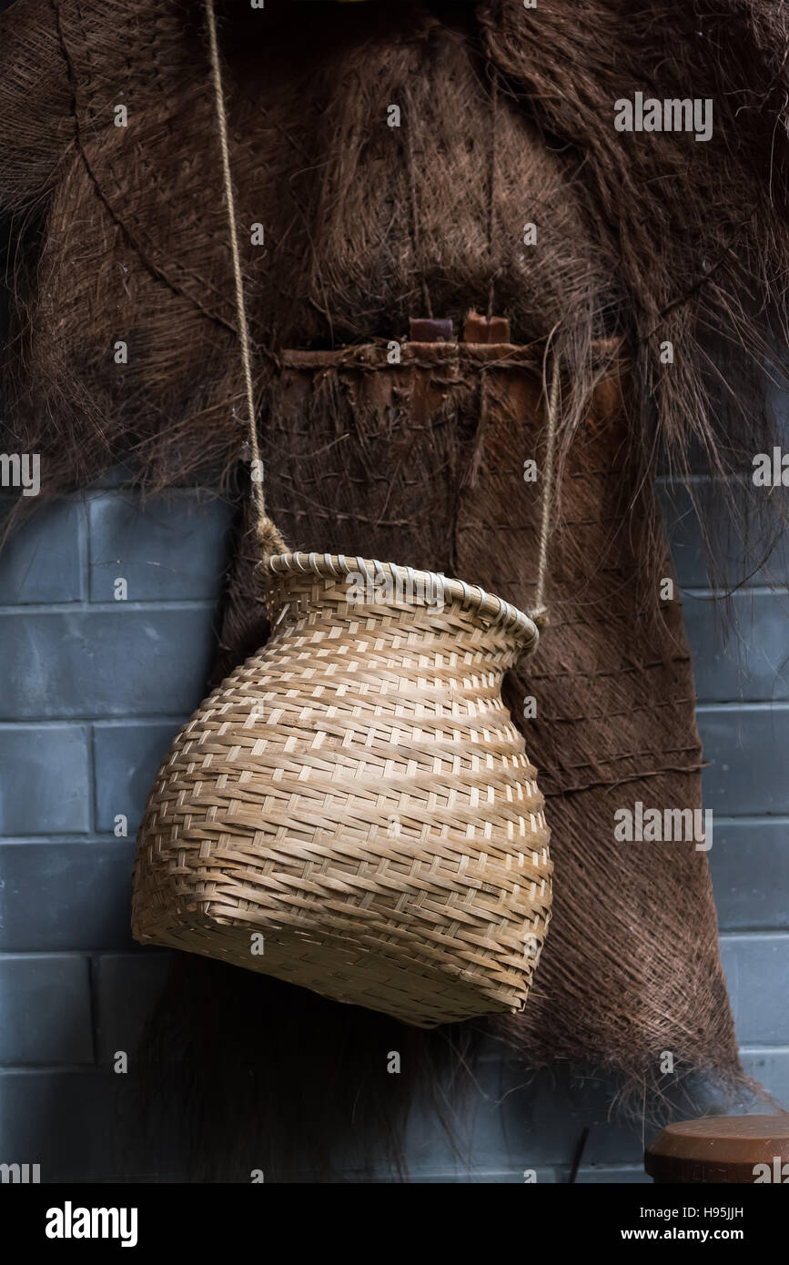 Bambus-Handwerk-Tool für fangen Fische mit Kokos Regenmantel, China Stil. Stockfoto