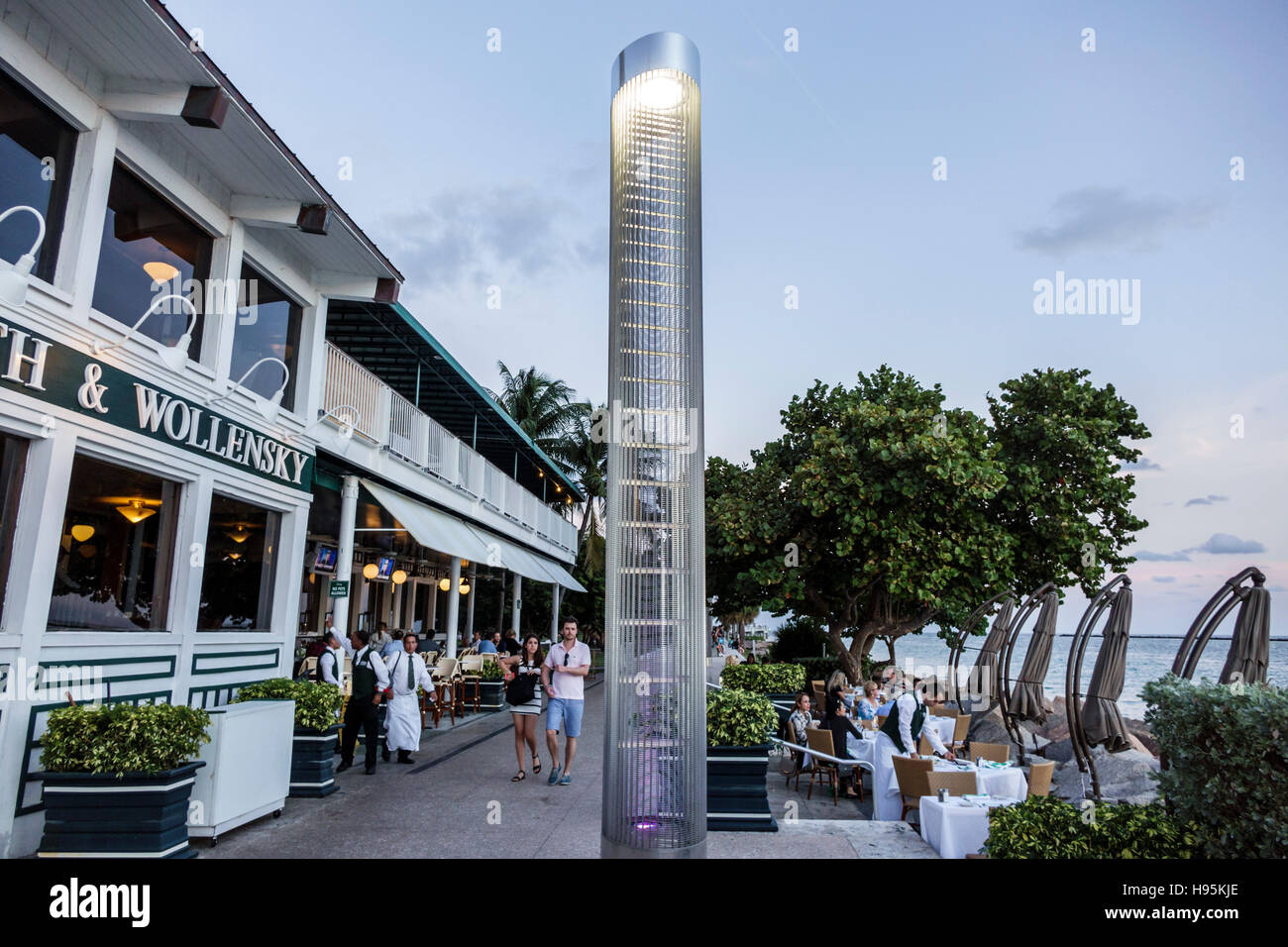 Miami Beach, Florida, South Pointe Park, Government Cut, Sunset, Smith & Wollensky, Restaurants, Restaurants, Restaurants, Restaurants, Cafés, Außenterrasse Stockfoto