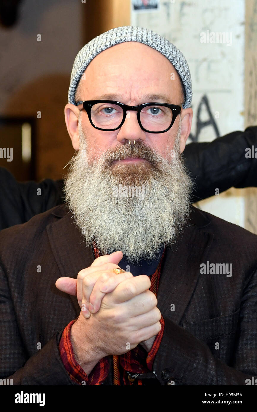 Michael Stipe von R.E.M posiert im Anschluss an ein Q&A an der