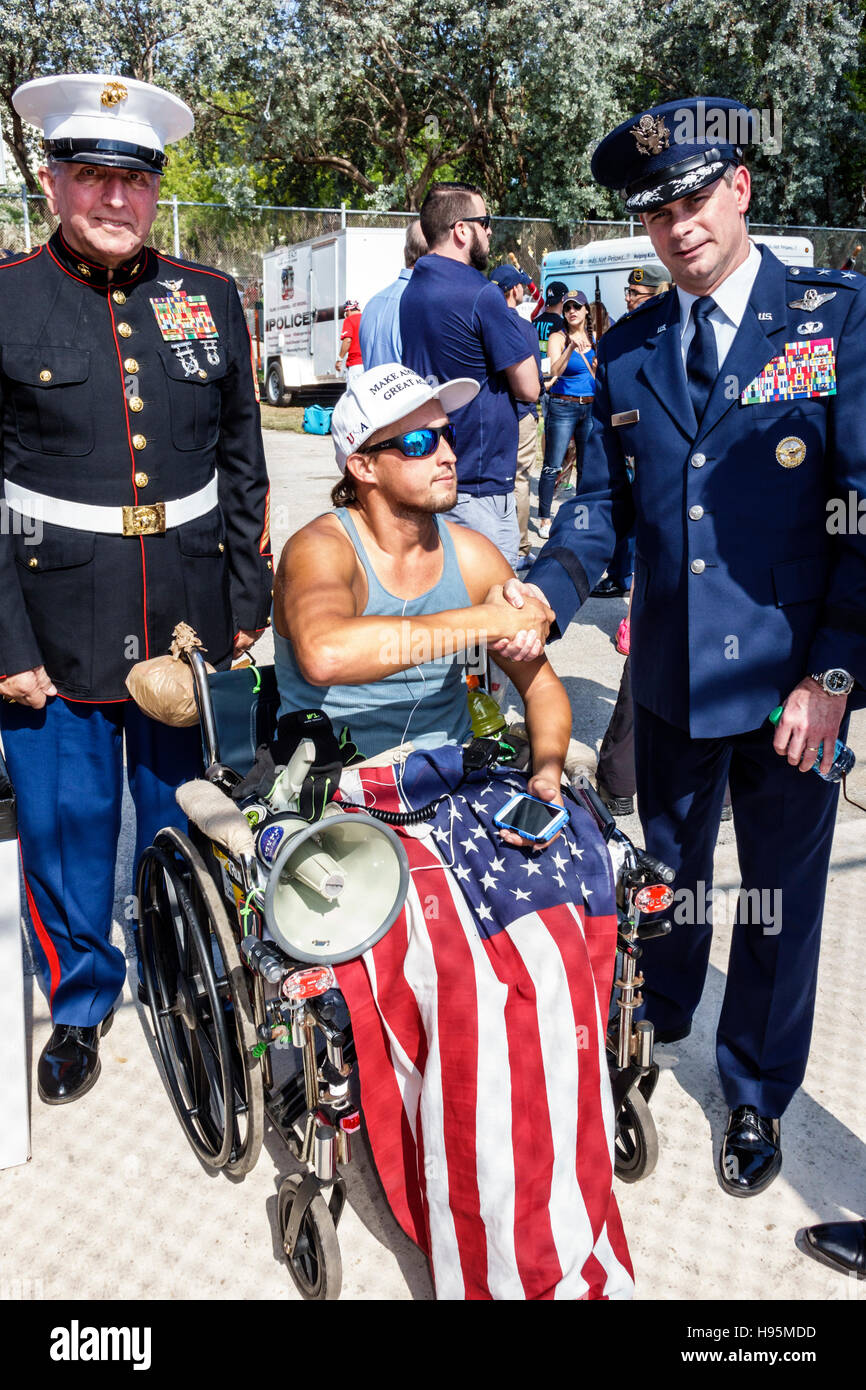 Miami Beach Florida, Veteranentag, Feierlichkeiten, Behinderte, verwundete Veteranen, Rollstuhl, dekoriert, Kleidung Uniformen, Marine Corp, Luftwaffe, Schütteln han Stockfoto