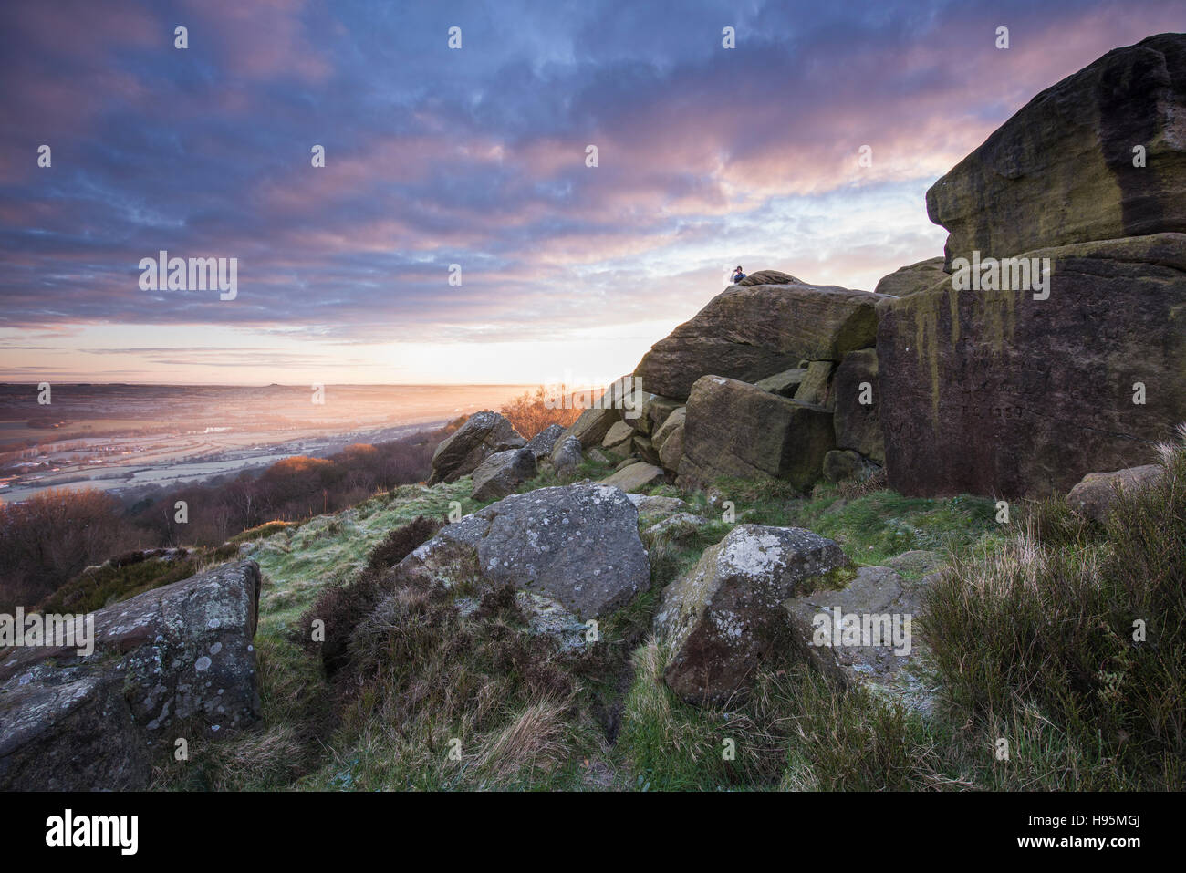 Dramatischen Himmel bei Sonnenaufgang über das Wharfe Tal auf einen frostigen, nebligen, Wintermorgen - Blick vom Otley Chevin, Yorkshire, England. Stockfoto