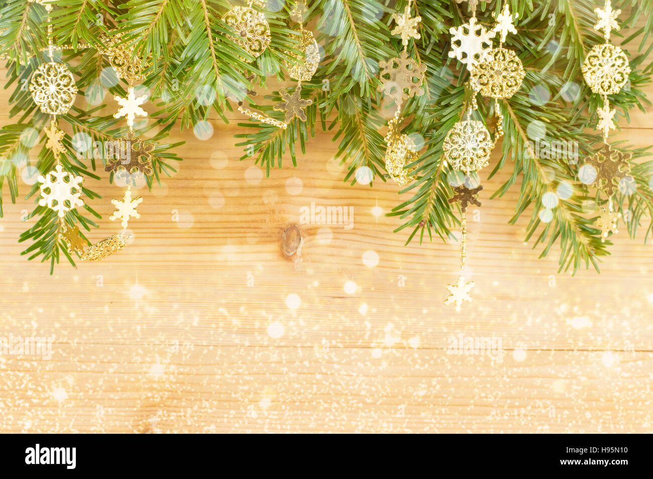 Festliche Weihnachtsdekoration und Tanne an der Wand hängen Stockfoto