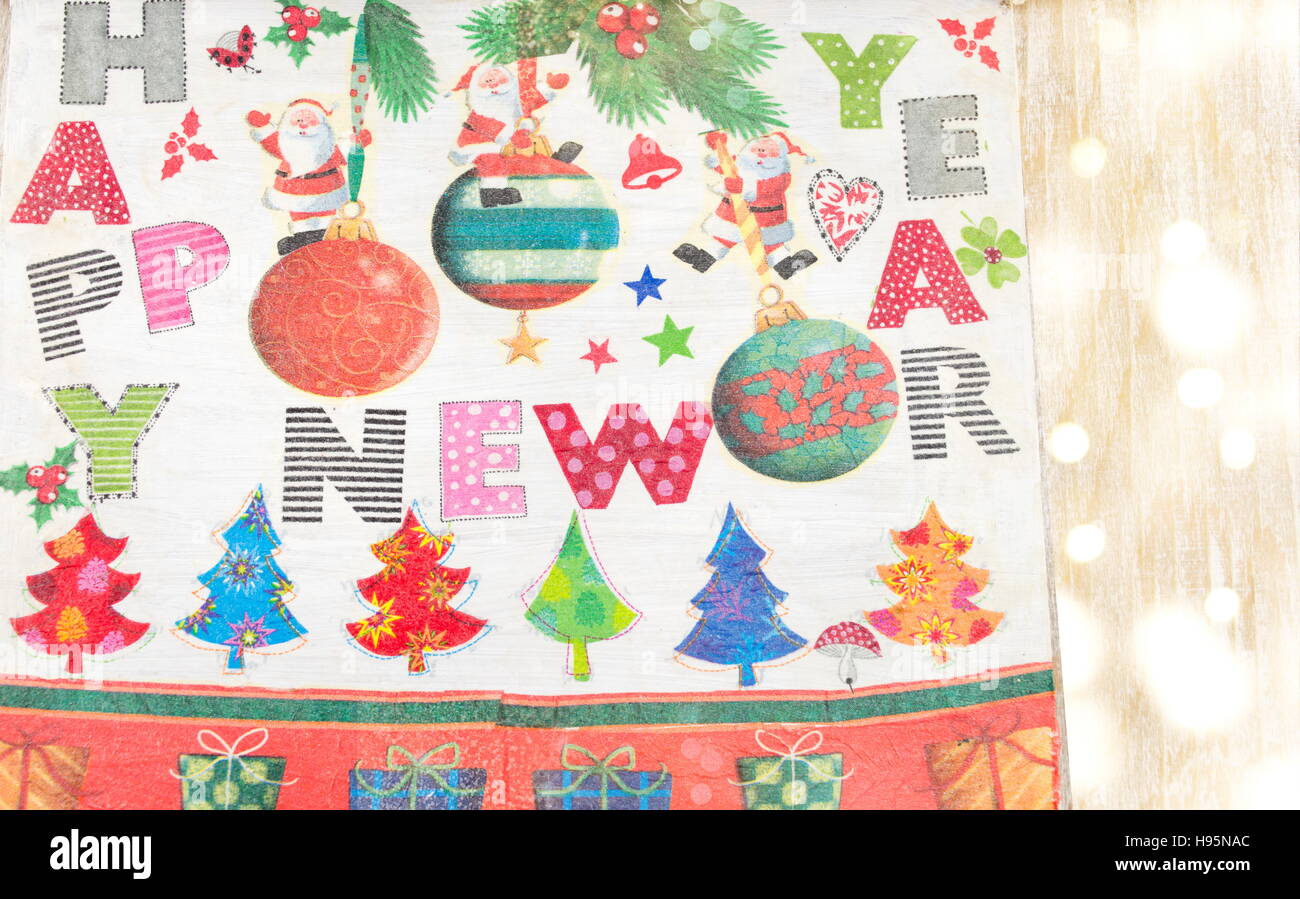 Decoupage Neujahr Dekorationen gemacht Papier auf einem Teller Stockfoto