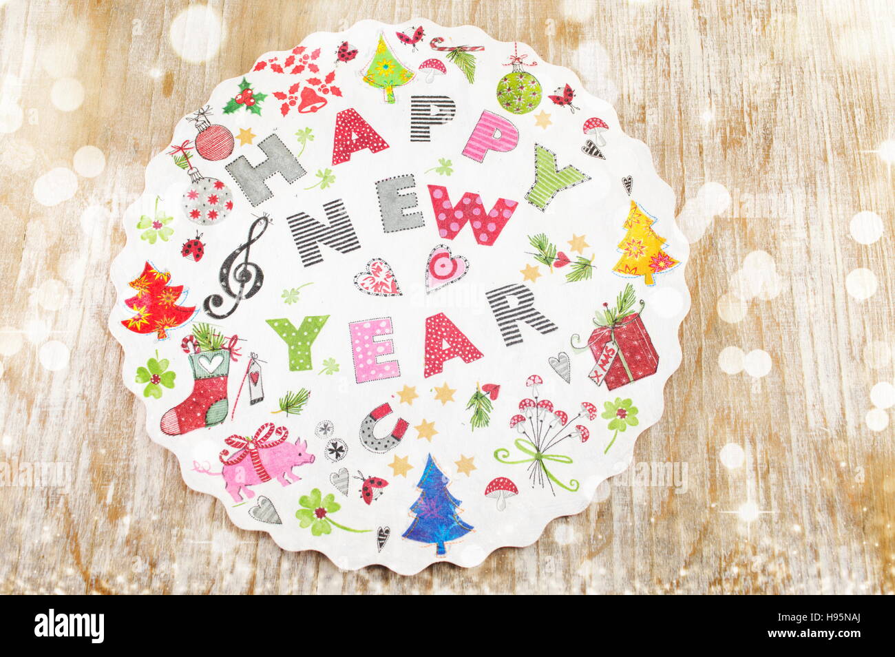 Decoupage Neujahr Dekorationen gemacht Papier auf einem Teller Stockfoto