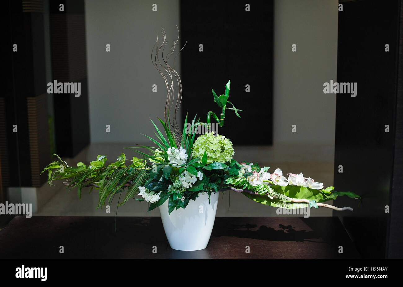 schöner Blumenstrauß in einer Vase auf dem Tisch Stockfoto