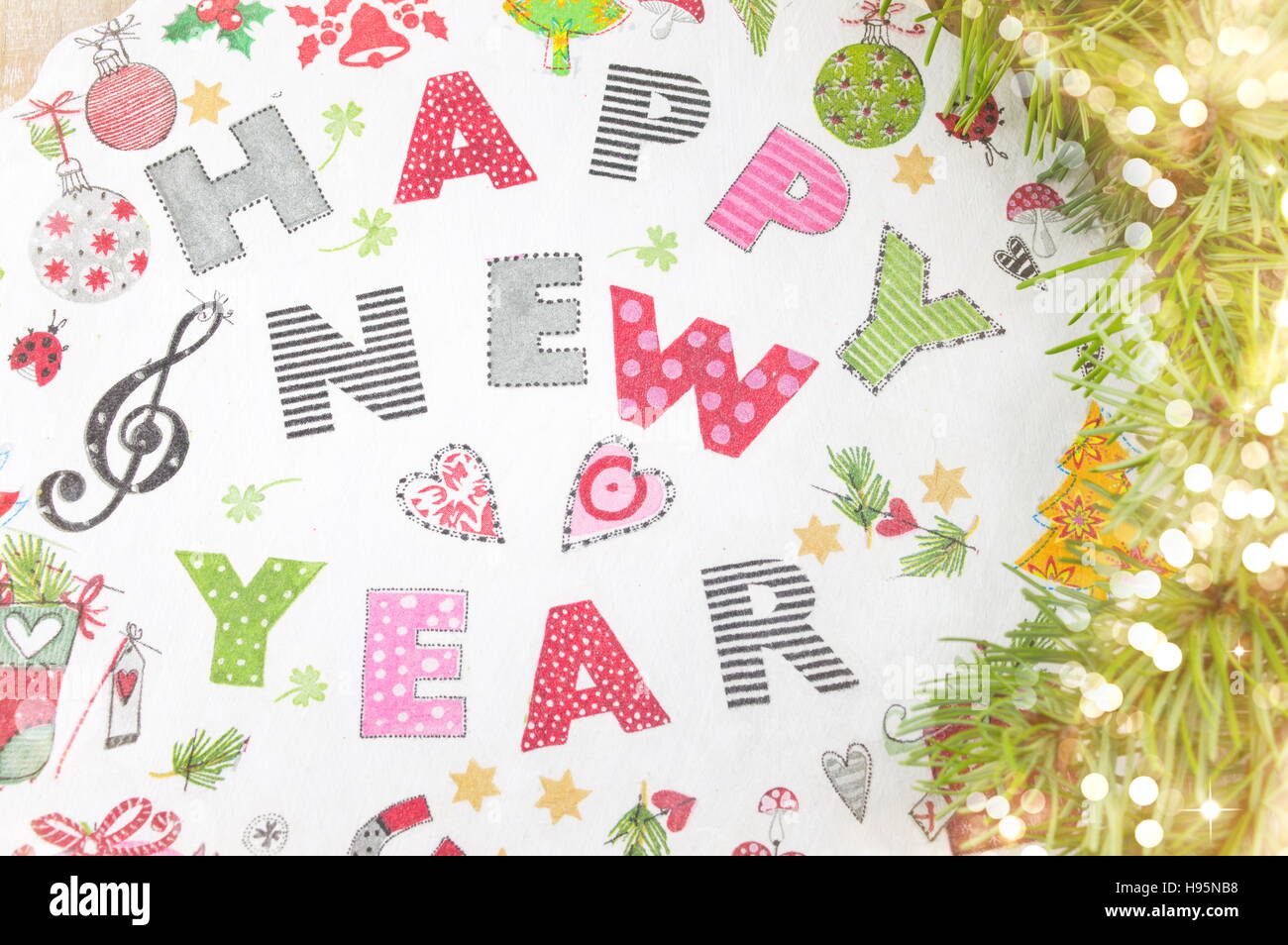 Decoupage Neujahr Dekorationen gemacht Papier auf einem Teller Stockfoto