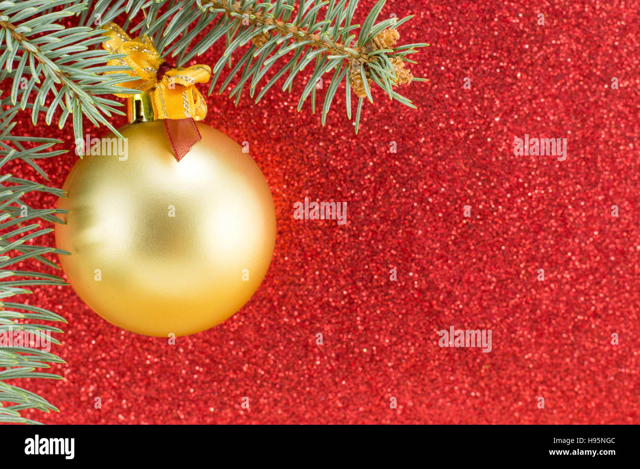 Weihnachtsschmuck und Tanne rot glänzenden Hintergrund Stockfoto